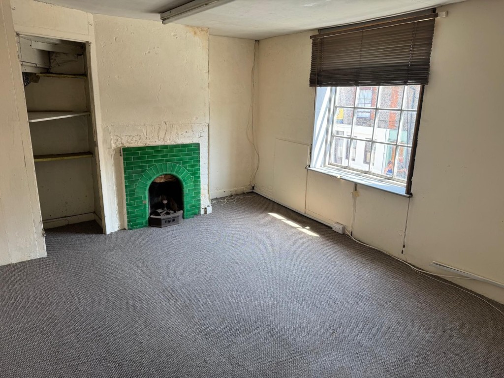Lot: 66 - FREEHOLD THREE STOREY TOWN CENTRE BUILDING WITH POTENTIAL - Upstairs room